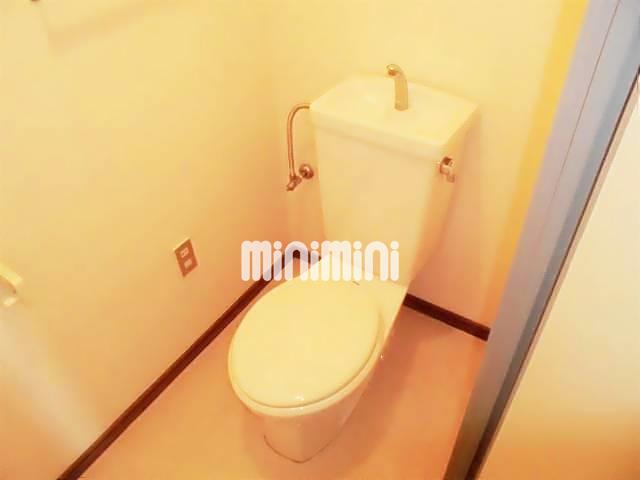 トイレ　電源があるのでシャワートイレの設置ができます。