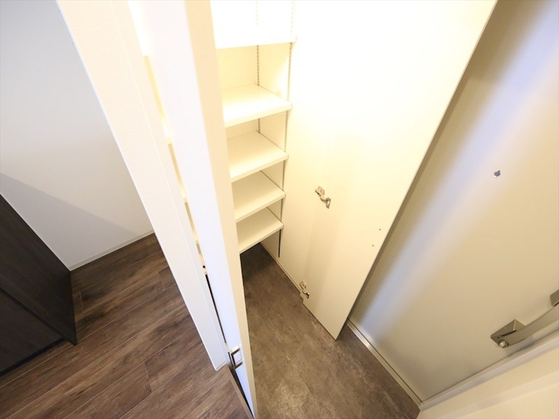 玄関　玄関　シューズクローク付（収納充実してます）