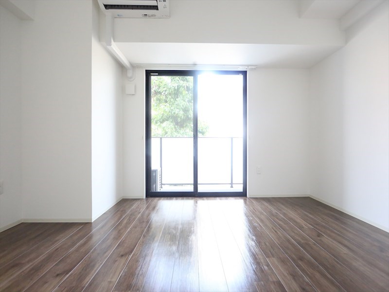 バルコニー　洋室8.5帖　エアコン完備　クローゼット付　バルコニー