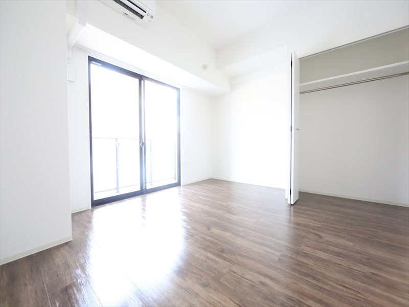 居室・リビング　洋室8.5帖　エアコン完備　クローゼット付　バルコニー