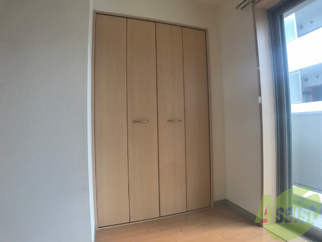 収納　大きな扉のクローゼット、たくさん洋服が入りそうですね！