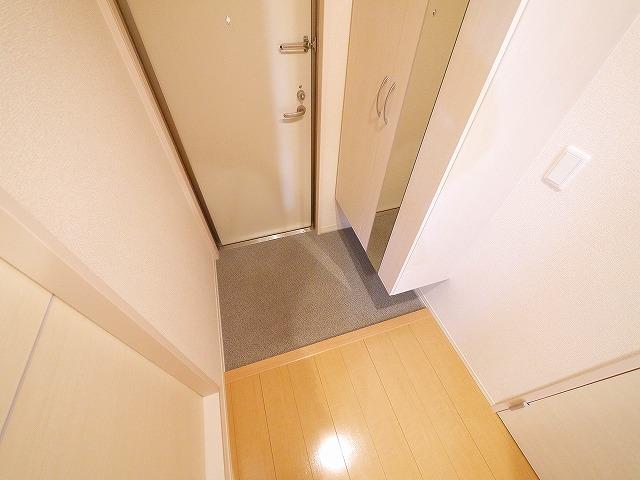 玄関　玄関ドアはカードキー式で安心