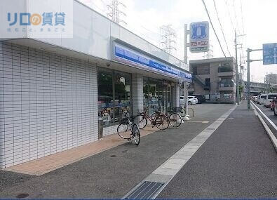 コンビニ　ローソン伊丹南町４丁目店（コンビニ）まで1046m