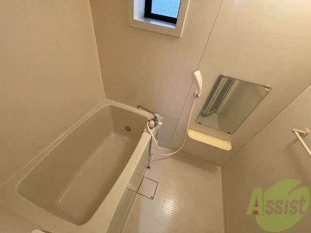 バス・シャワールーム　広々とした浴槽スペースでストレスなく利用出来そうですね。