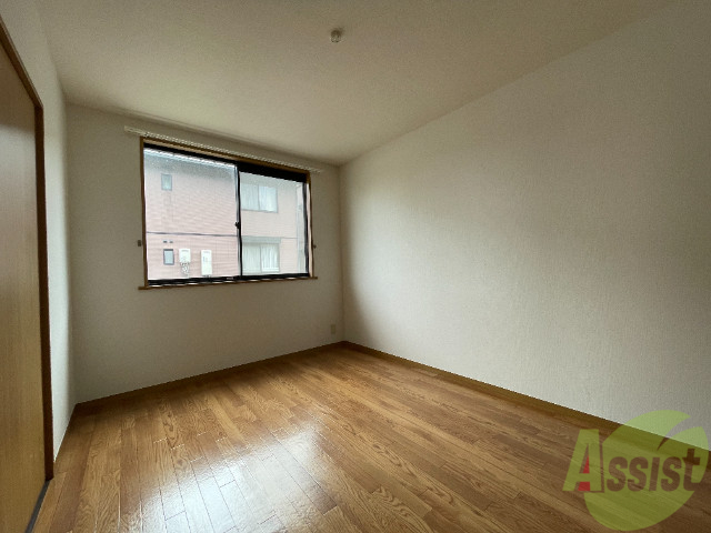 その他部屋・スペース　寝室としてもスペースに余裕があり、陽当たりが良いですね。