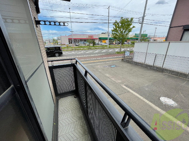 バルコニー　このバルコニースペースは洗濯物も問題なく干せそうですね。