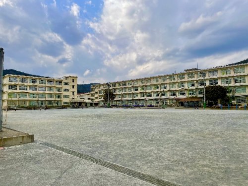 小学校　静岡市立服織小学校（小学校）まで787m