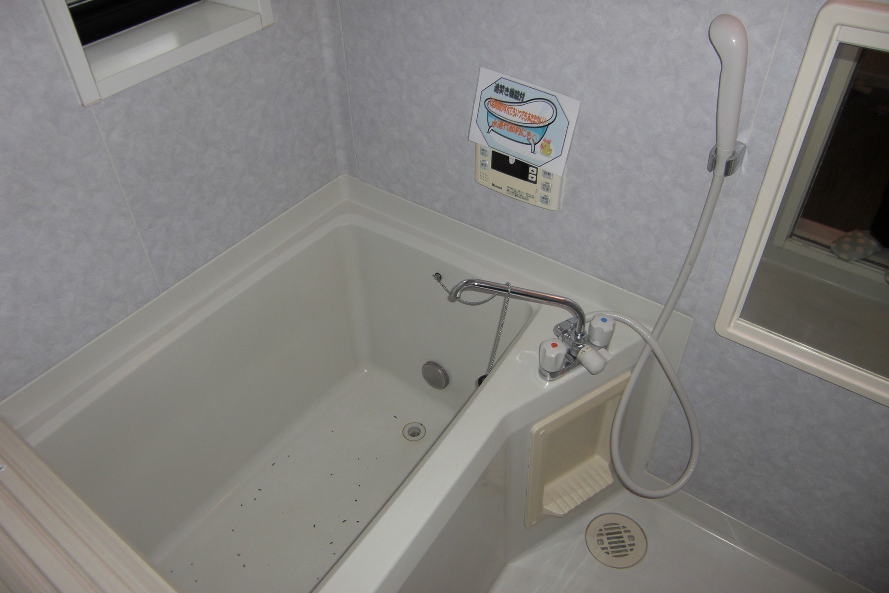 バス・シャワールーム　追い焚き付き！窓もあり換気できます！