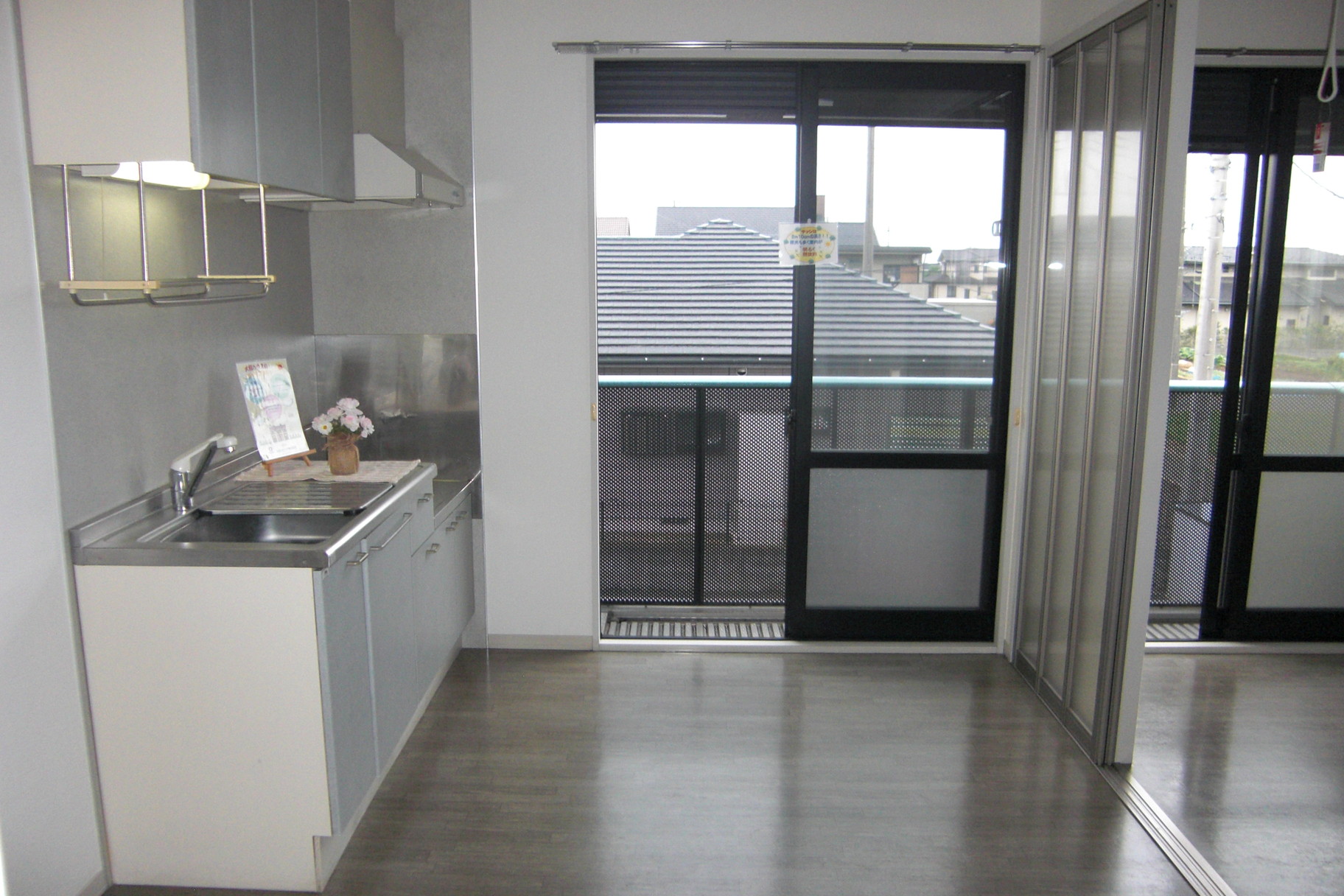 居室・リビング　6帖のダイニングキッチン！南向きで明るい室内です！