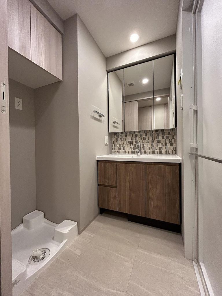 洗面設備　三面鏡裏面収納付き洗面化粧台・24時間換気システム