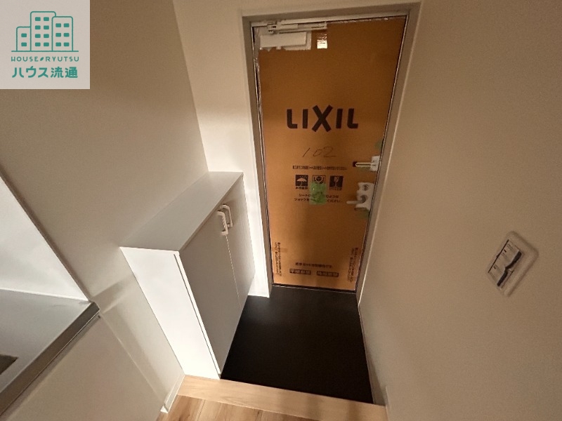 玄関　※写真は別号室です。