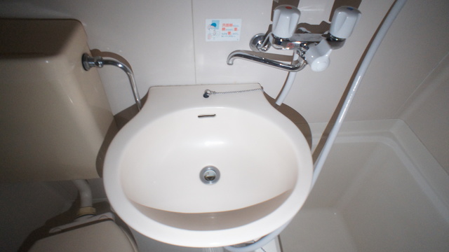 洗面設備　鏡付の洗面ボウルなので、洗顔するときに便利ですね☆