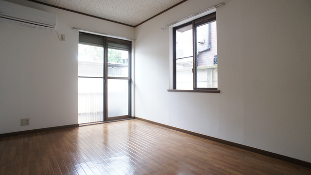 居室・リビング　南東向きの明るい２面採光！風通しももちろん良好です♪