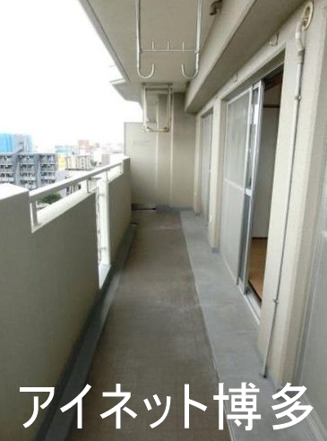 バルコニー　たくさんの洗濯物がほせる広さのバルコニーですね