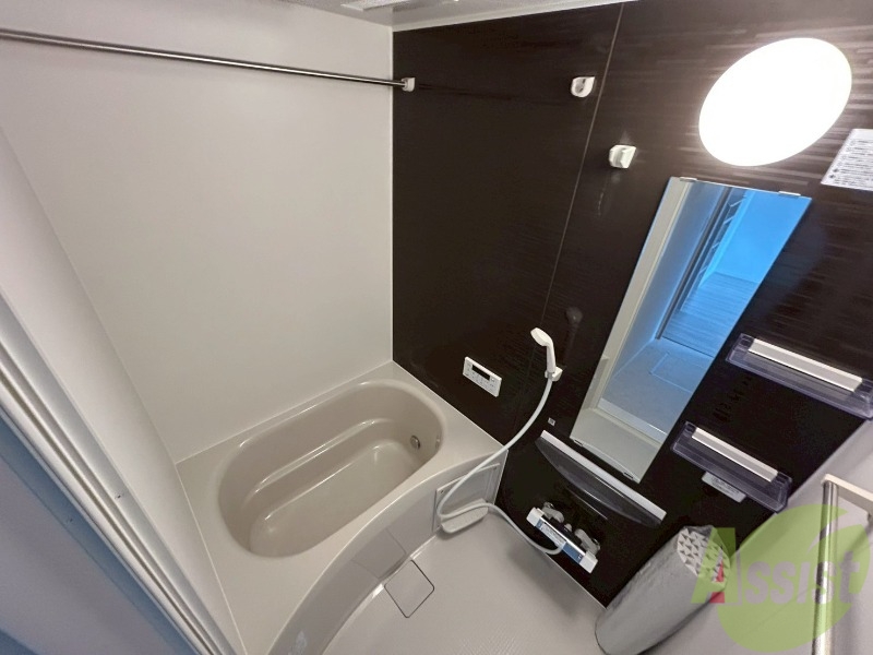 バス・シャワールーム　落ち着いたデザインの浴室。ゆったりできそうです。