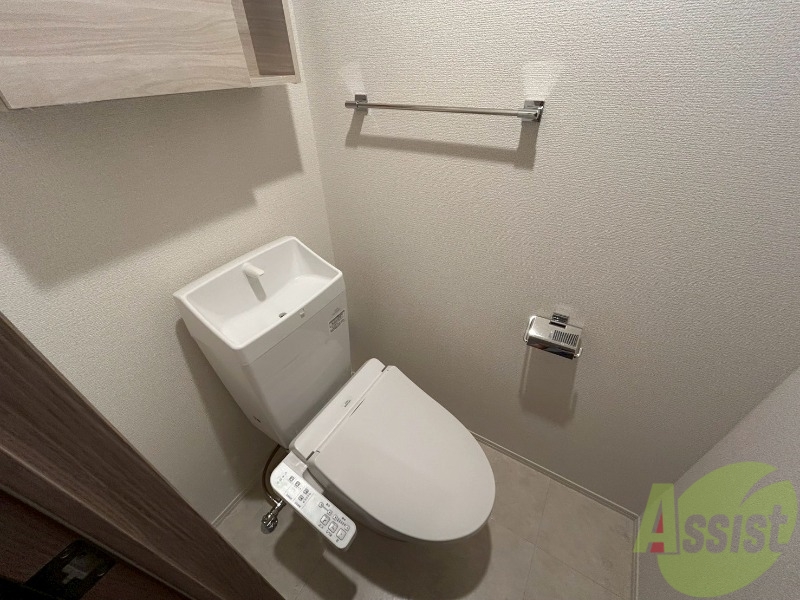 トイレ　温水洗浄便座です。清潔感、広さともに問題無しです。