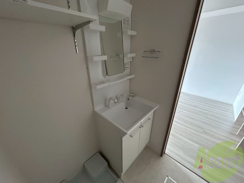 洗面設備　収納充実で広さもあり、鏡も大きく使いやすそうな洗面台です。