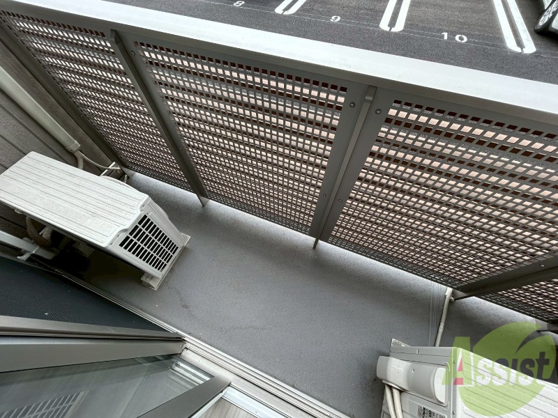 バルコニー　バルコニーは洗濯物を干すのに十分な広さがありますね。