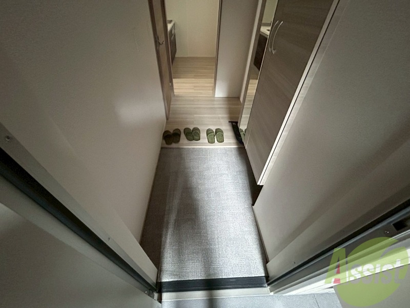 玄関　広めの玄関です。立ち回るのに十分なスペースがあります。