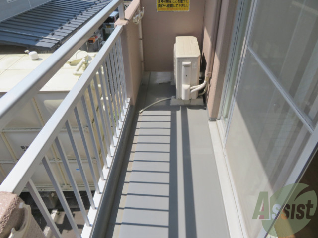 バルコニー　ちょっとしたバルコニーになります。陽もよく当たります。