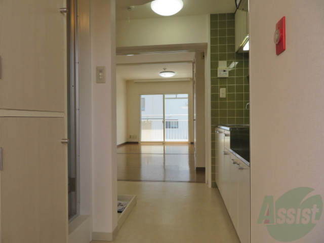 玄関　玄関からの一枚。奥行きで広さが伝わるでしょうか。