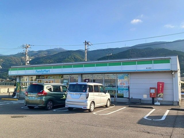 コンビニ　ファミリーマート寒川西店（コンビニ）まで1053m