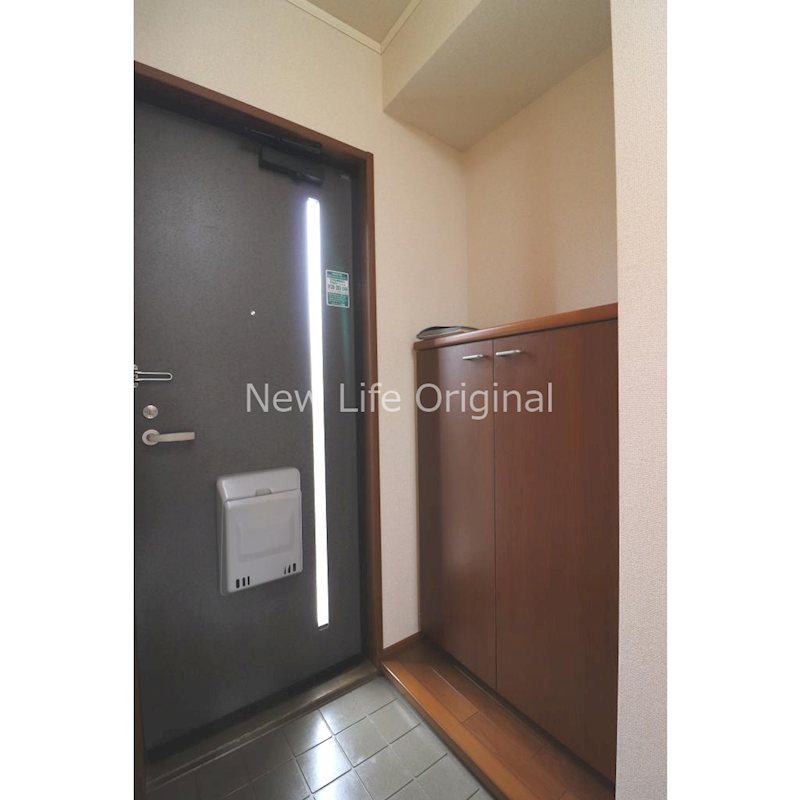 玄関　玄関はピッキングに強いディンプルキーを使用。