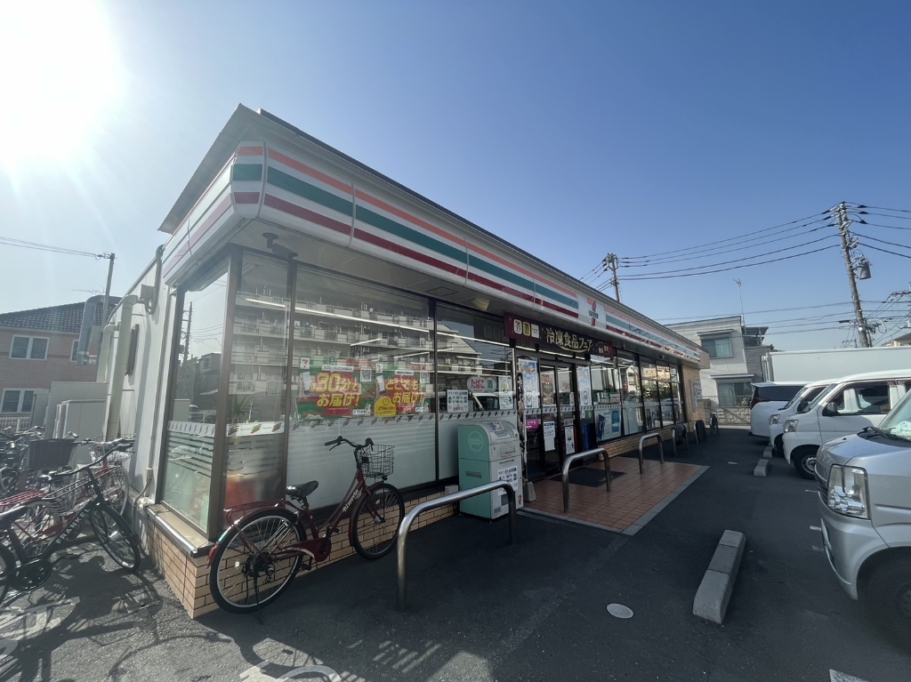 コンビニ　セブンイレブン 足立区伊興2丁目店（コンビニ）まで395m