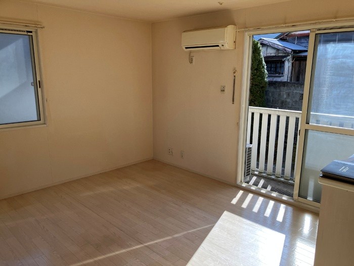 居室・リビング　対面キッチンのあるリビングで、会話が弾みそうです♪