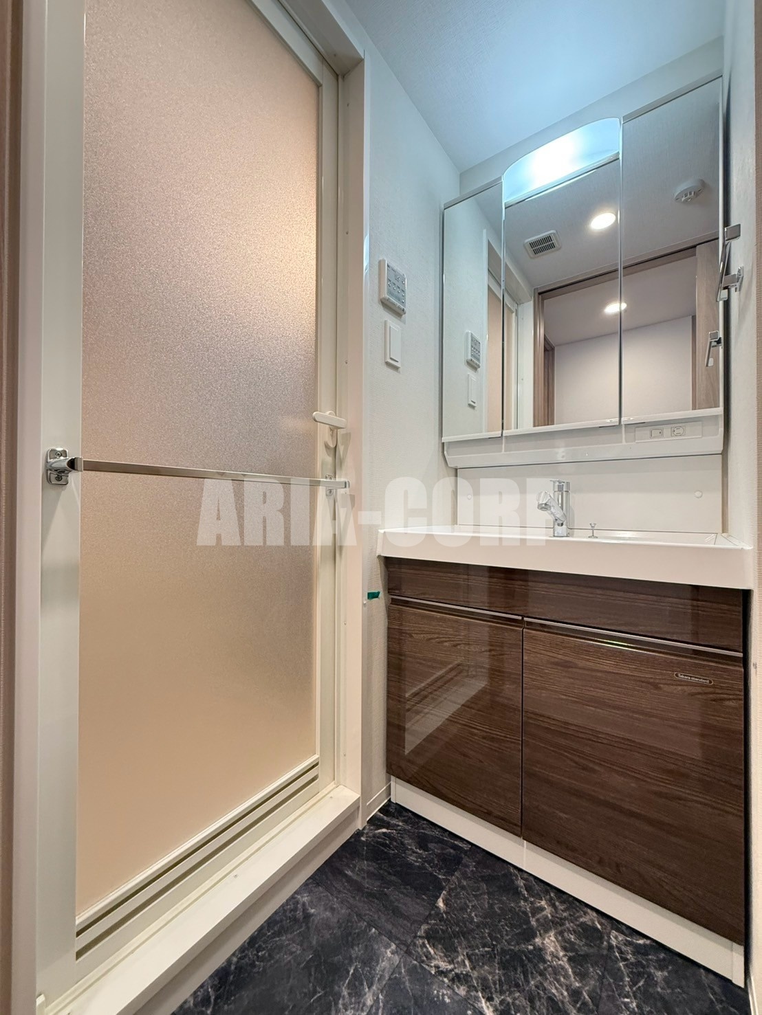 洗面設備　（同仕様）三面鏡タイプの洗面台搭載！便利な収納引き出し有り♪