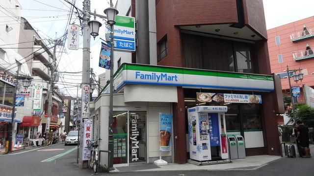 コンビニ　ファミリーマート（コンビニ）まで588m