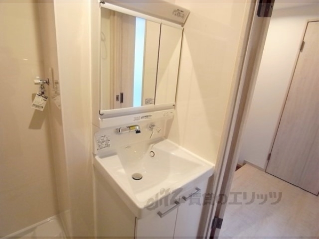 洗面設備　オシャレな洗面台です。