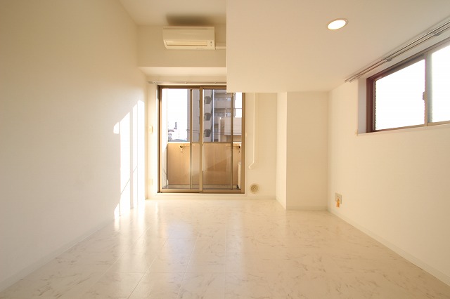 居室・リビング　同物件、別号室のものです。