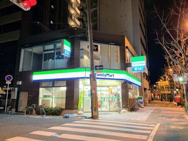 コンビニ　ファミリーマート 江戸堀二丁目店（コンビニ）まで83m