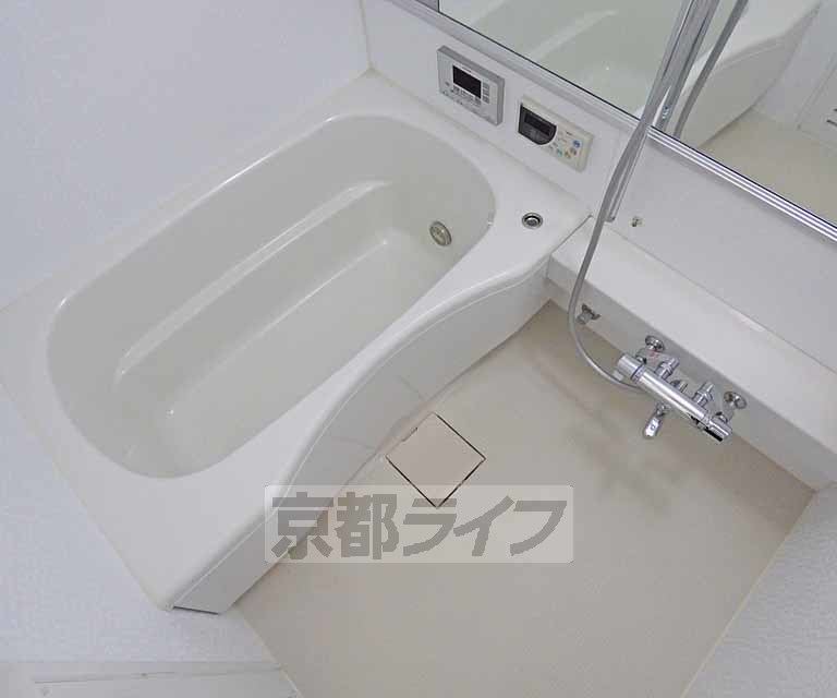 バス・シャワールーム　広々とした浴室です。