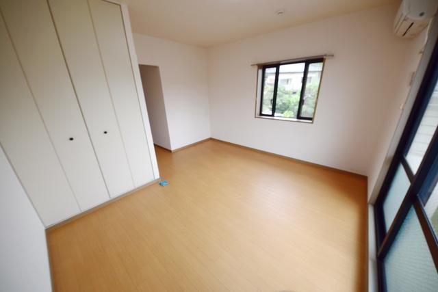 居室・リビング　★７帖開放的な二面採光洋室です★