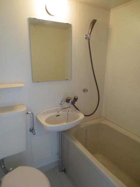 洗面設備　明るい色調のユニットバス