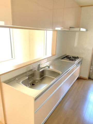 キッチン　作業スペースの広いカウンターシステムキッチン