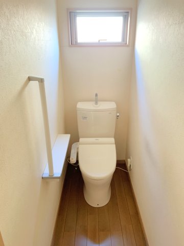トイレ　1階のトイレ、手すりもあって安心