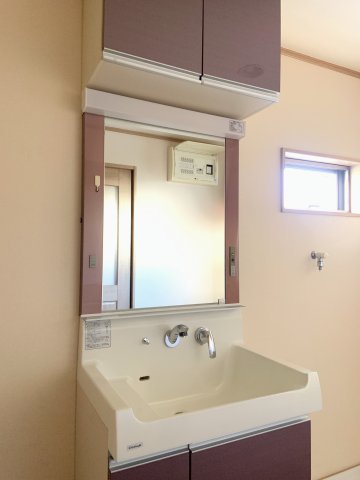 洗面設備　1階シャワー付き洗面化粧台です