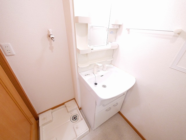 洗面設備　明るい洗面所です