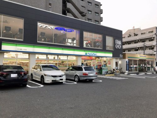 コンビニ　ファミリーマート 仲六郷第一京浜店（コンビニ）まで596m