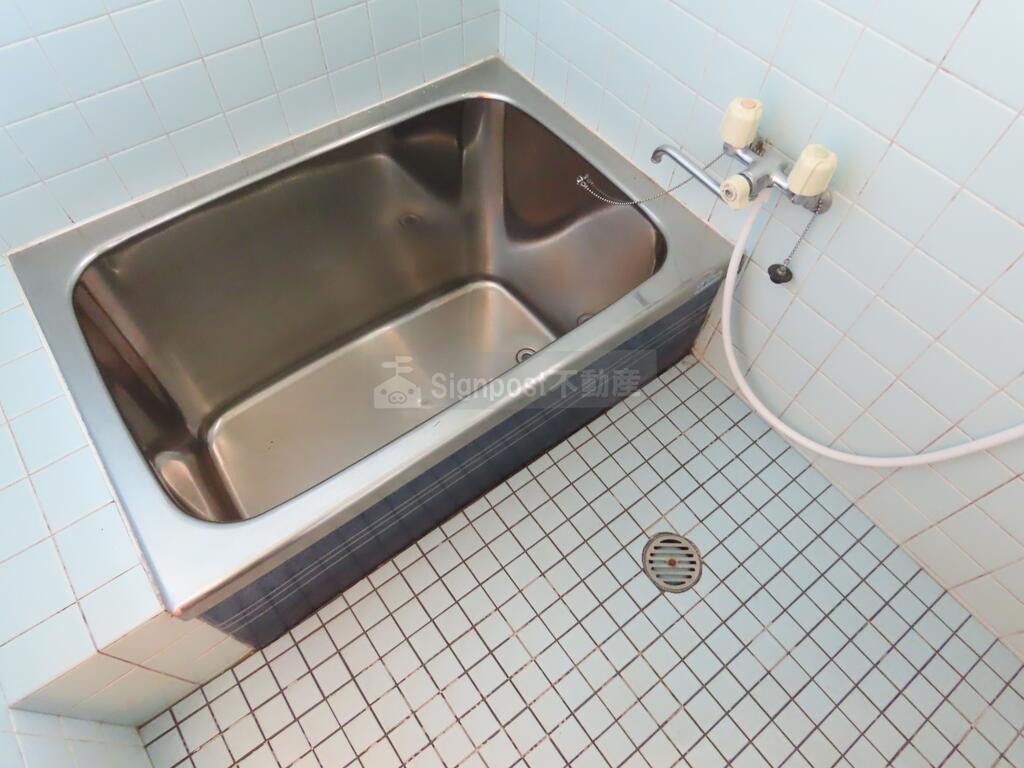 バス・シャワールーム　レトロなタイル張りのお風呂です