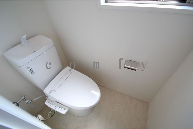 トイレ　ウォシュレット・上部には棚もあり便利です
