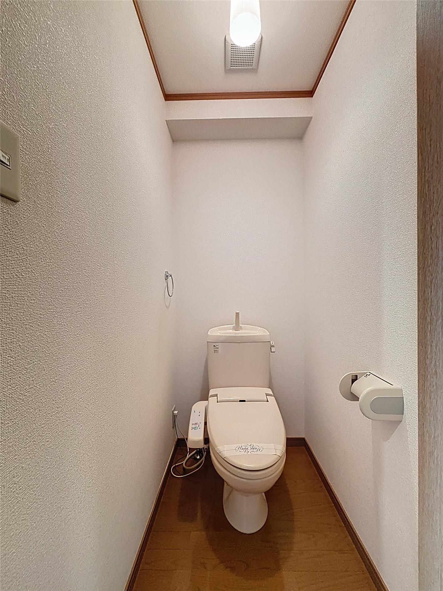 トイレ　同タイプ別室の写真です。実際の仕様と異なる場合がございます。