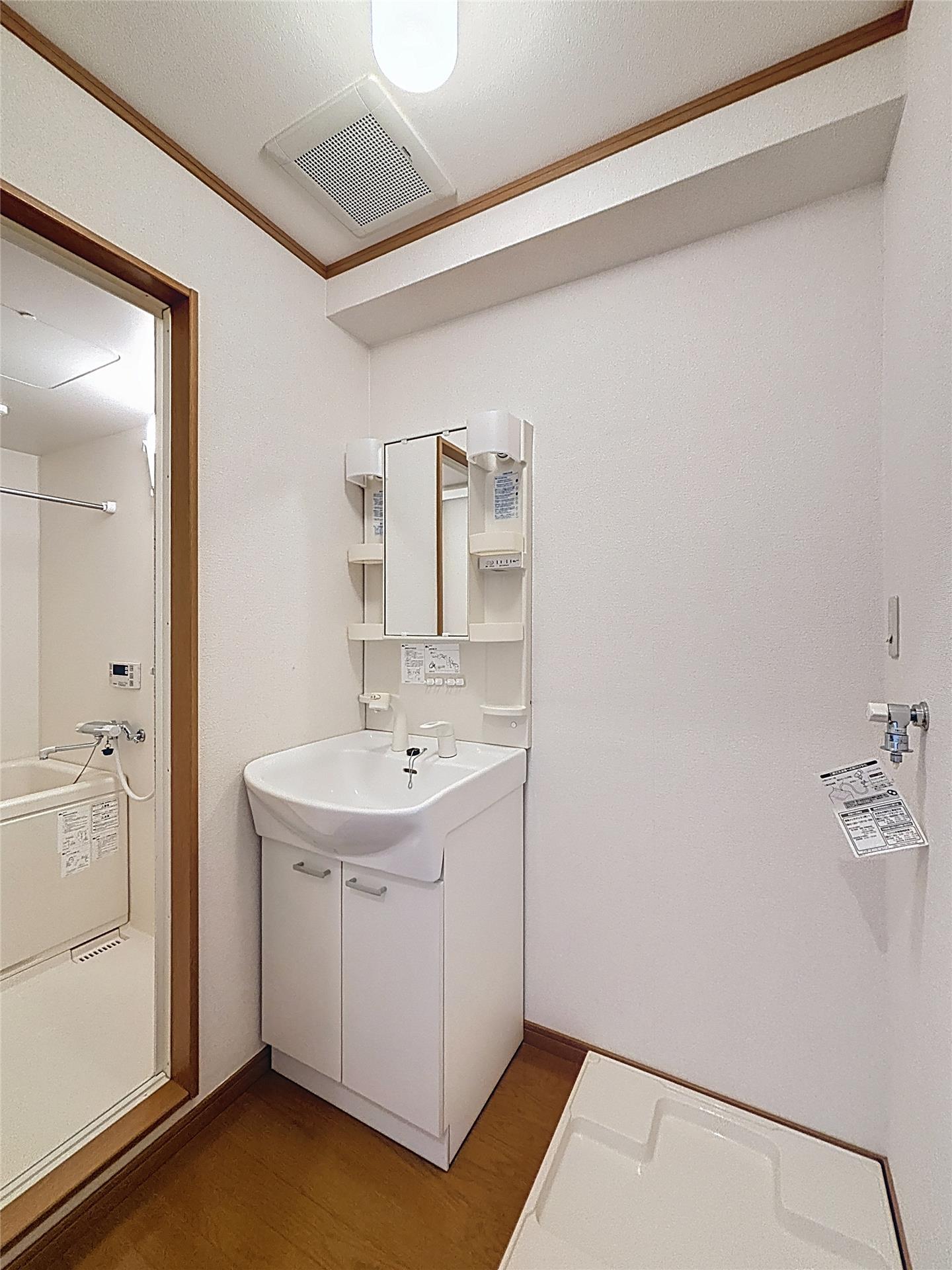 洗面設備　同タイプ別室の写真です。実際の仕様と異なる場合がございます。