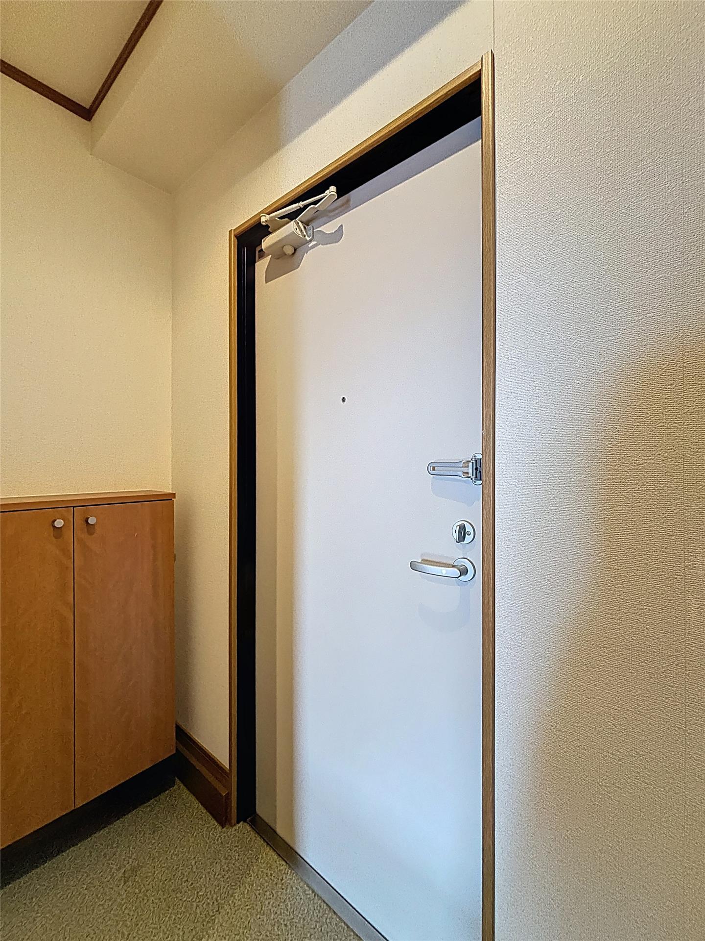 玄関　同タイプ別室の写真です。実際の仕様と異なる場合がございます。