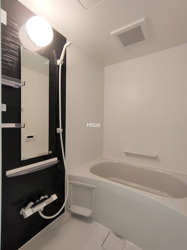 バス・シャワールーム　お風呂には追い焚き機能付きで、いつでも快適に入浴できます。