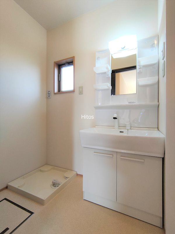 洗面設備　洗面所には忙しい時間に便利な独立洗面台と、洗濯機用防水パンが