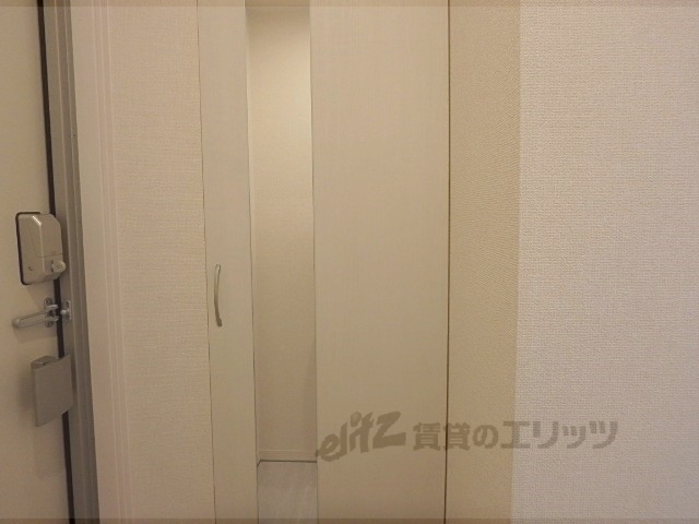 収納　玄関ドア